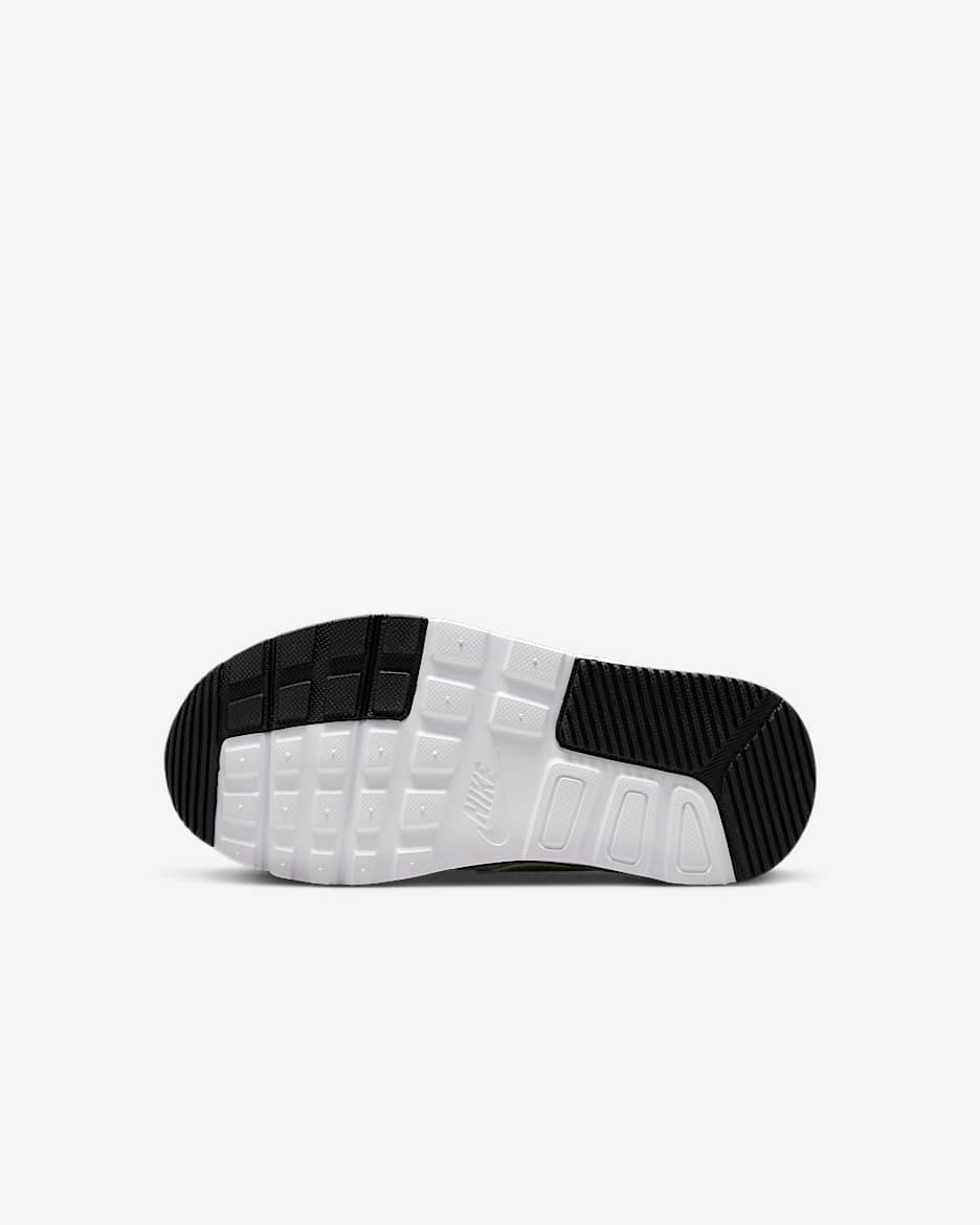 Black and white thea nike sneakers outfit clearance